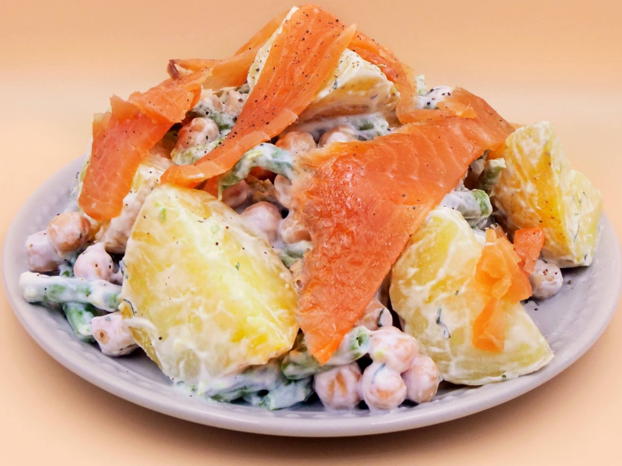 salatka z ziemniakow i lososia przepis