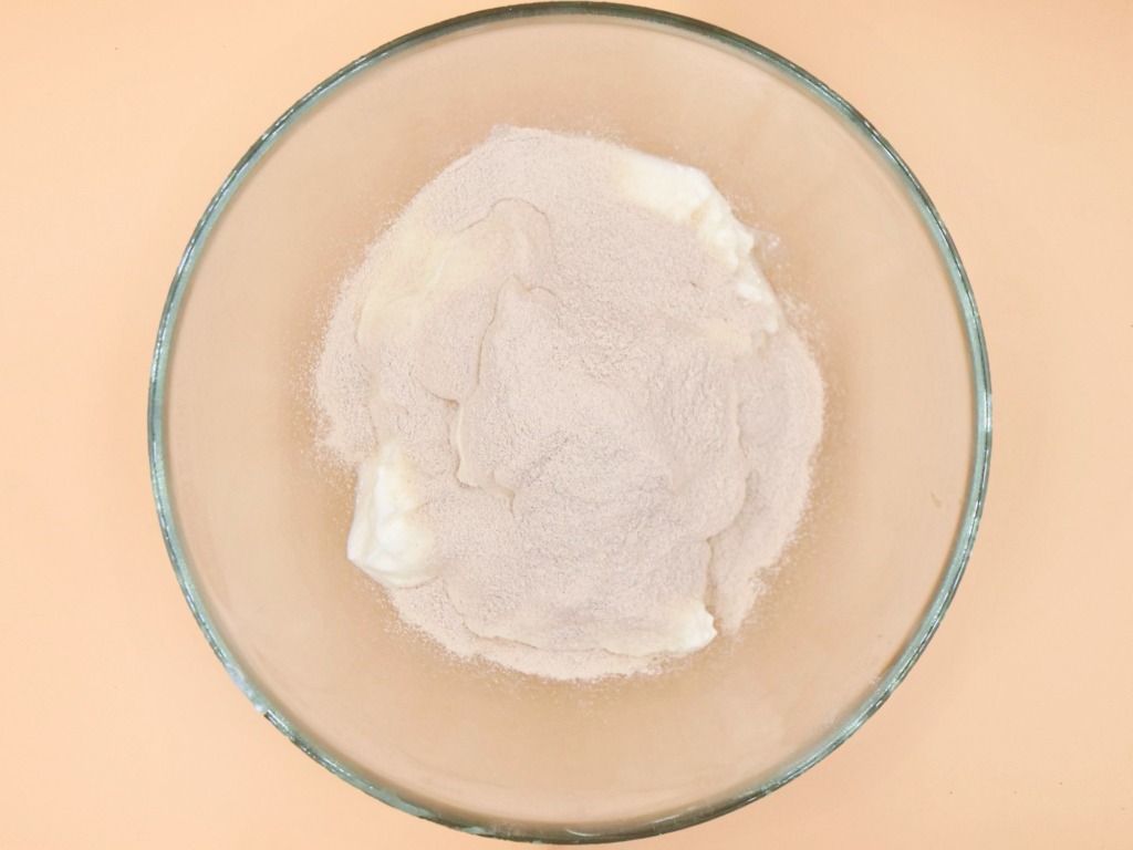 granola z jogurtem proteinowym