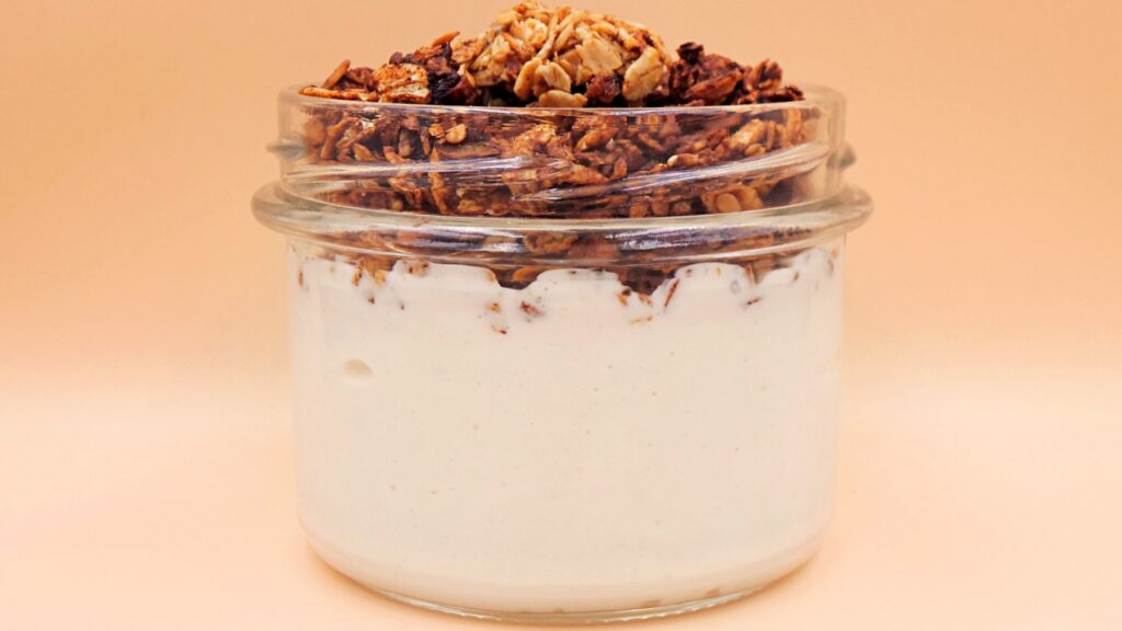 granola z jogurtem proteinowym przepis