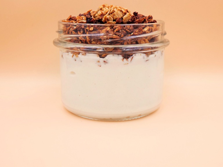 granola z jogurtem proteinowym przepis