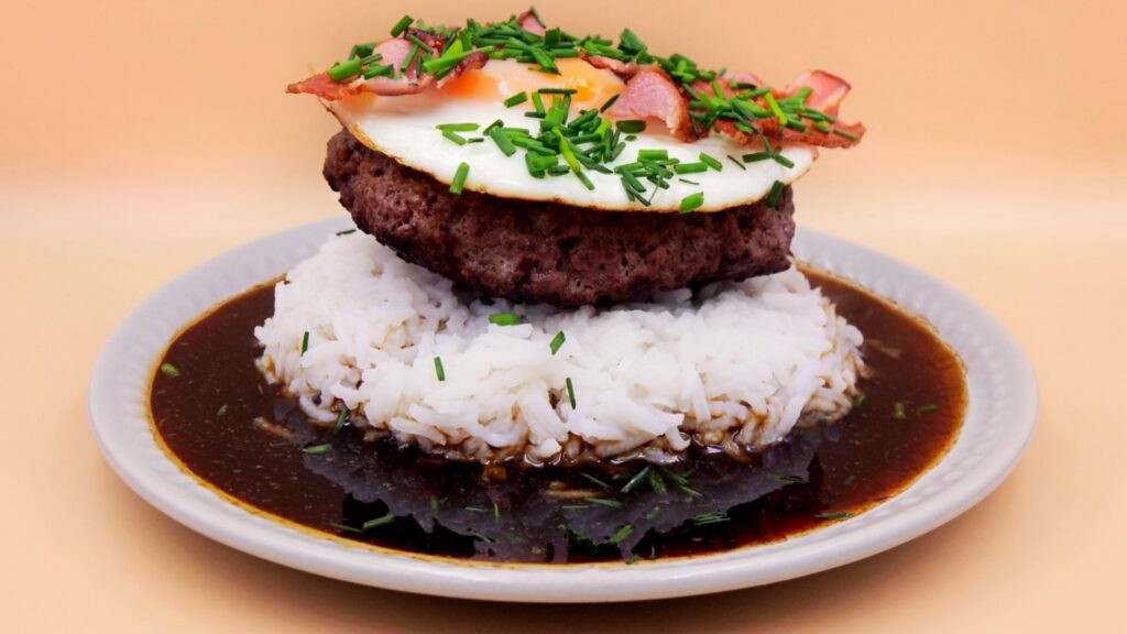 Loco Moco z wołowiną, jajkiem sadzonym i boczkiem przepis