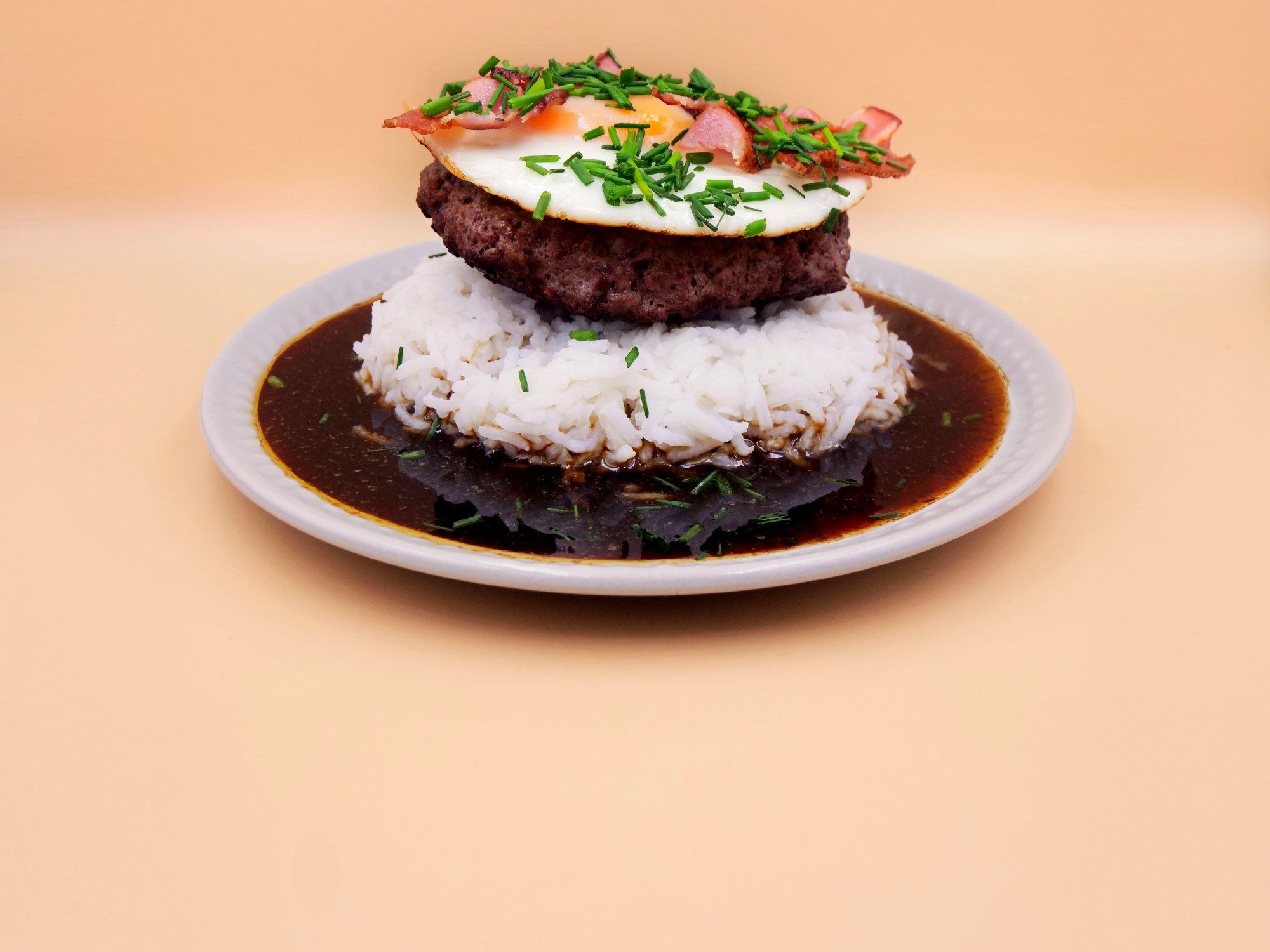 loco moco z wolowina jajkiem sadzonym i boczkiem przepis