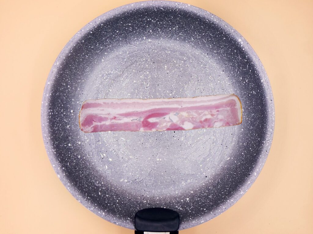 Loco Moco z wołowiną, jajkiem sadzonym i boczkiem przepis