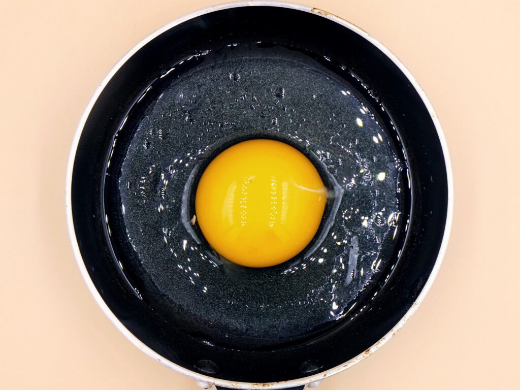 Loco Moco z wołowiną, jajkiem sadzonym i boczkiem przepis