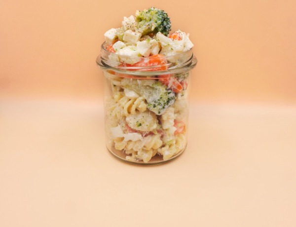 makaronowa salatka z mozzarella i warzywami na patelnie przepis