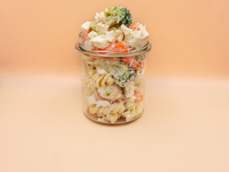 makaronowa salatka z mozzarella i warzywami na patelnie przepis