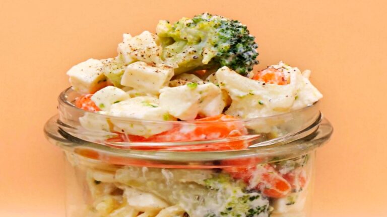 makaronowa sałatka z mozzarellą i warzywami na patelnię przepis