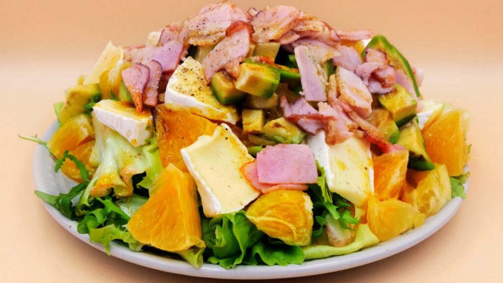 sałatka z serem camembert, boczkiem i awokado przepis