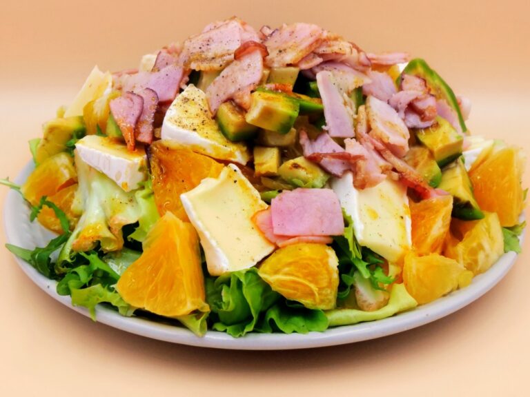 salatka z serem camembert boczkiem awokado przepis