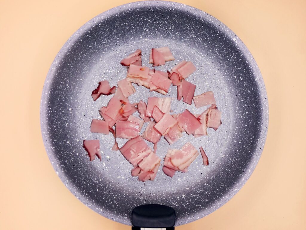 sałatka z serem camembert, boczkiem i awokado przepis