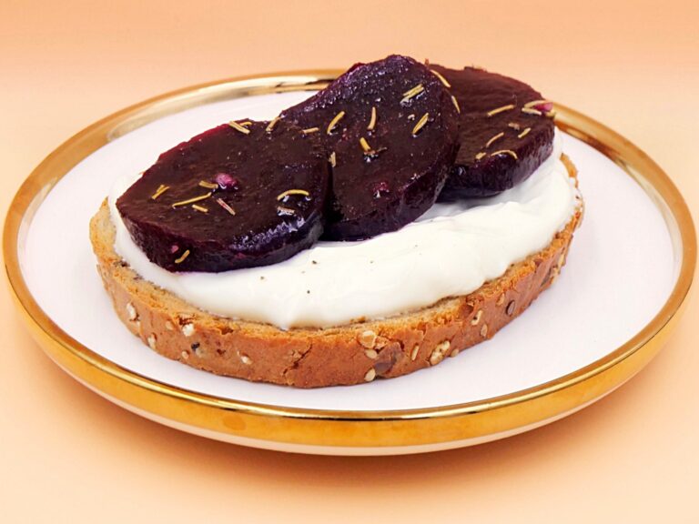 kanapka z burakiem i serkiem przepis