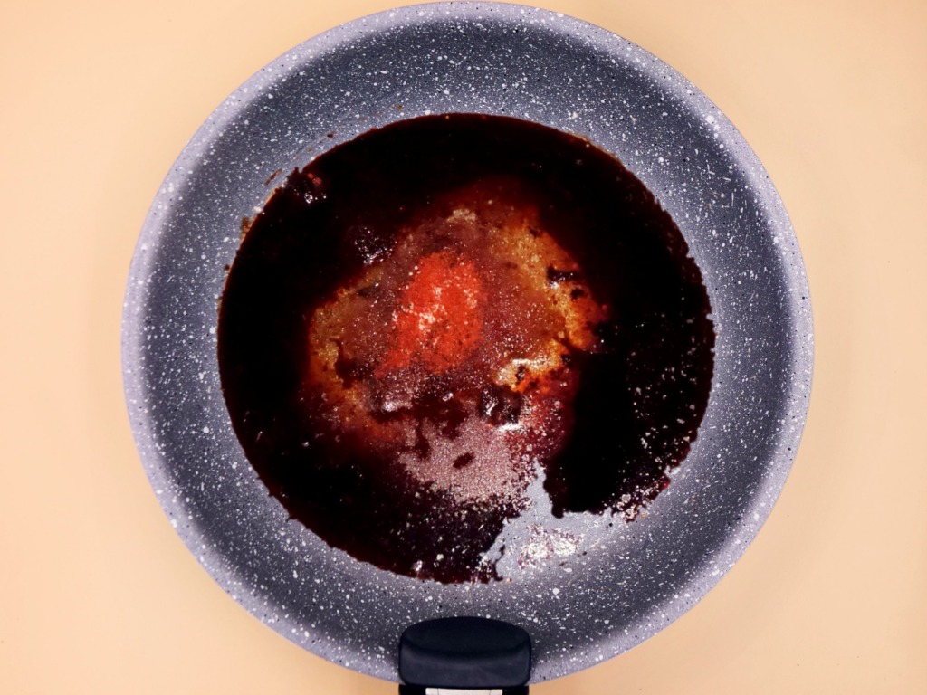 loco moco z wołowiną, jajkiem sadzonym i boczkiem przepis