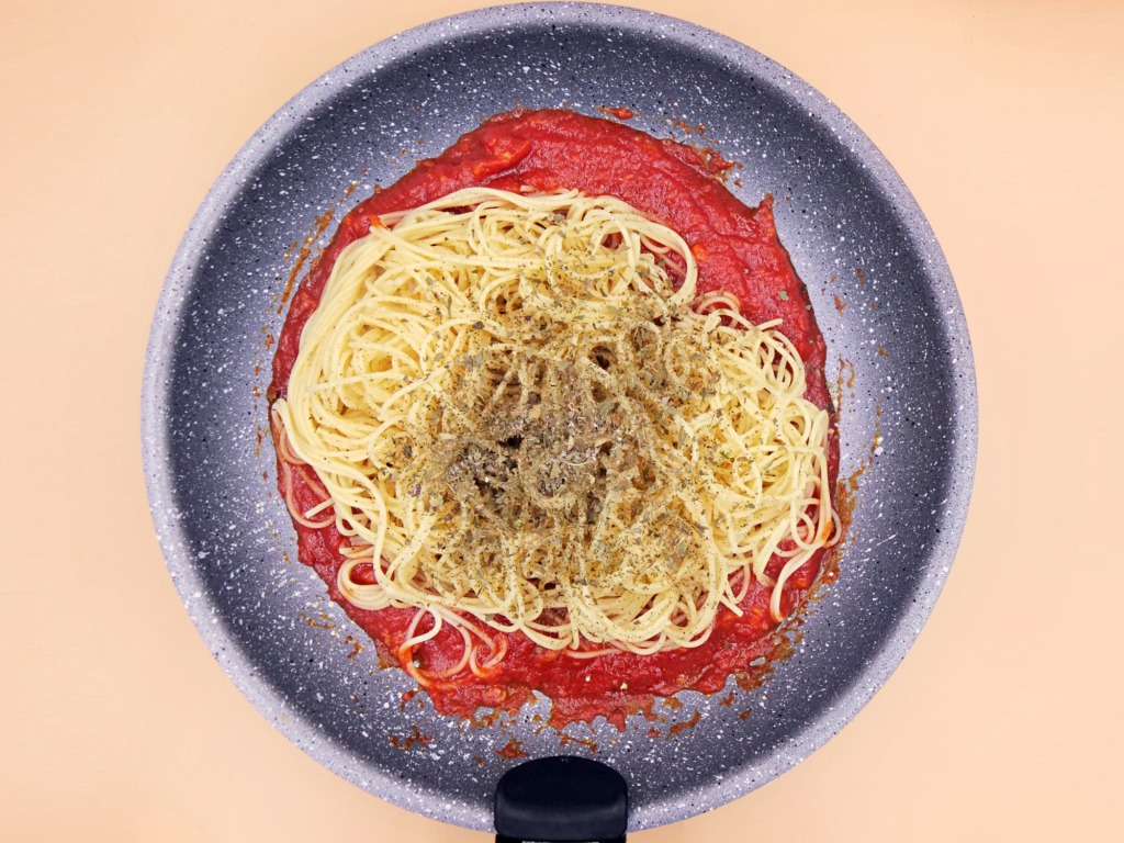 makaron z sosem pomidorowym 3