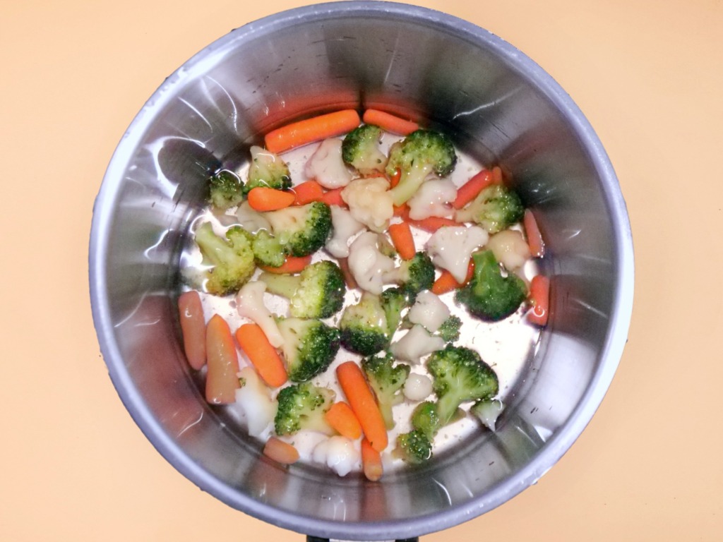 Makaronowa sałatka z mozzarellą i warzywami na patelnię przepis