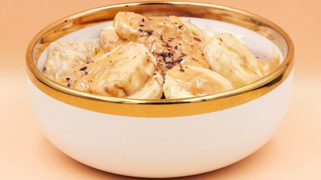 proteinowa owsianka z bananem i masłem orzechowym przepis