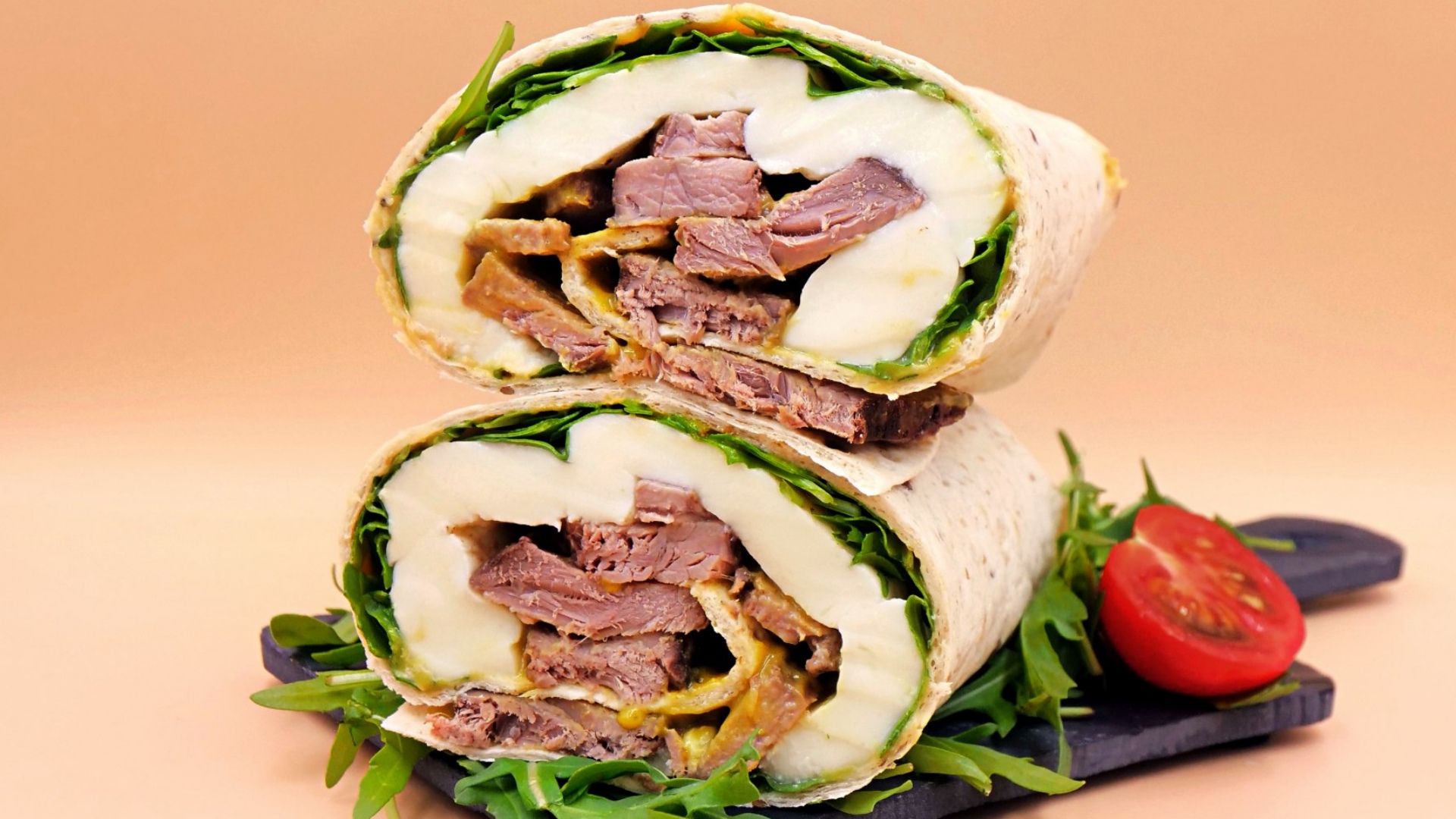 tortilla z pieczonym stekiem i mozzarellą przepis