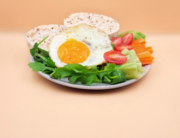 wafle ryzowe z jajkiem zadzonym awokado i warzywami przepis