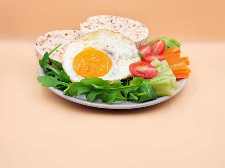 wafle ryzowe z jajkiem zadzonym awokado i warzywami przepis