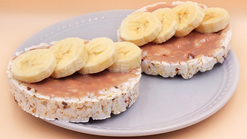 wafle ryżowe z proteinową pastą i bananem przepis