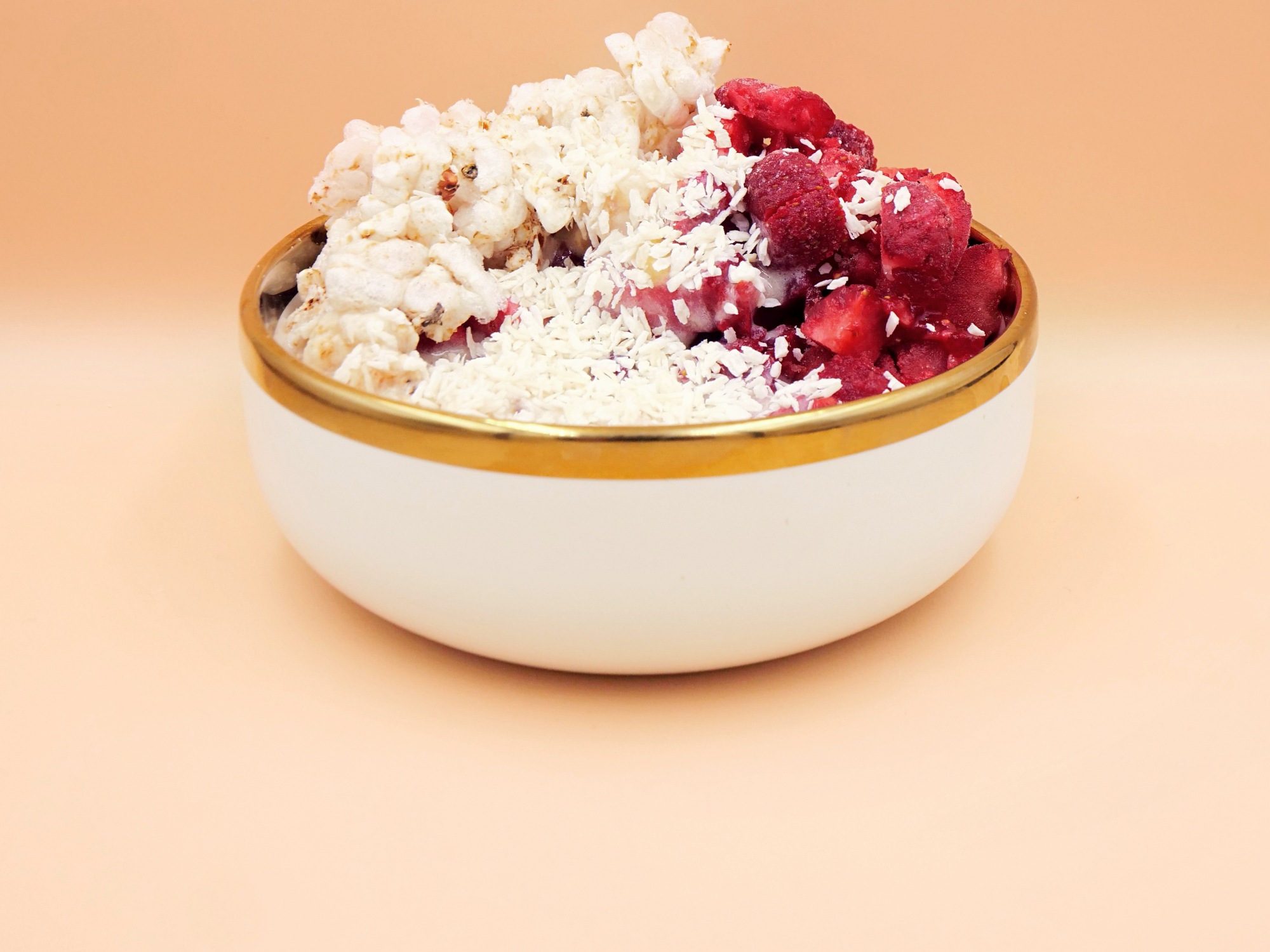 bananowy smoothie bowl z truskawkami i waflami ryzowymi przepis