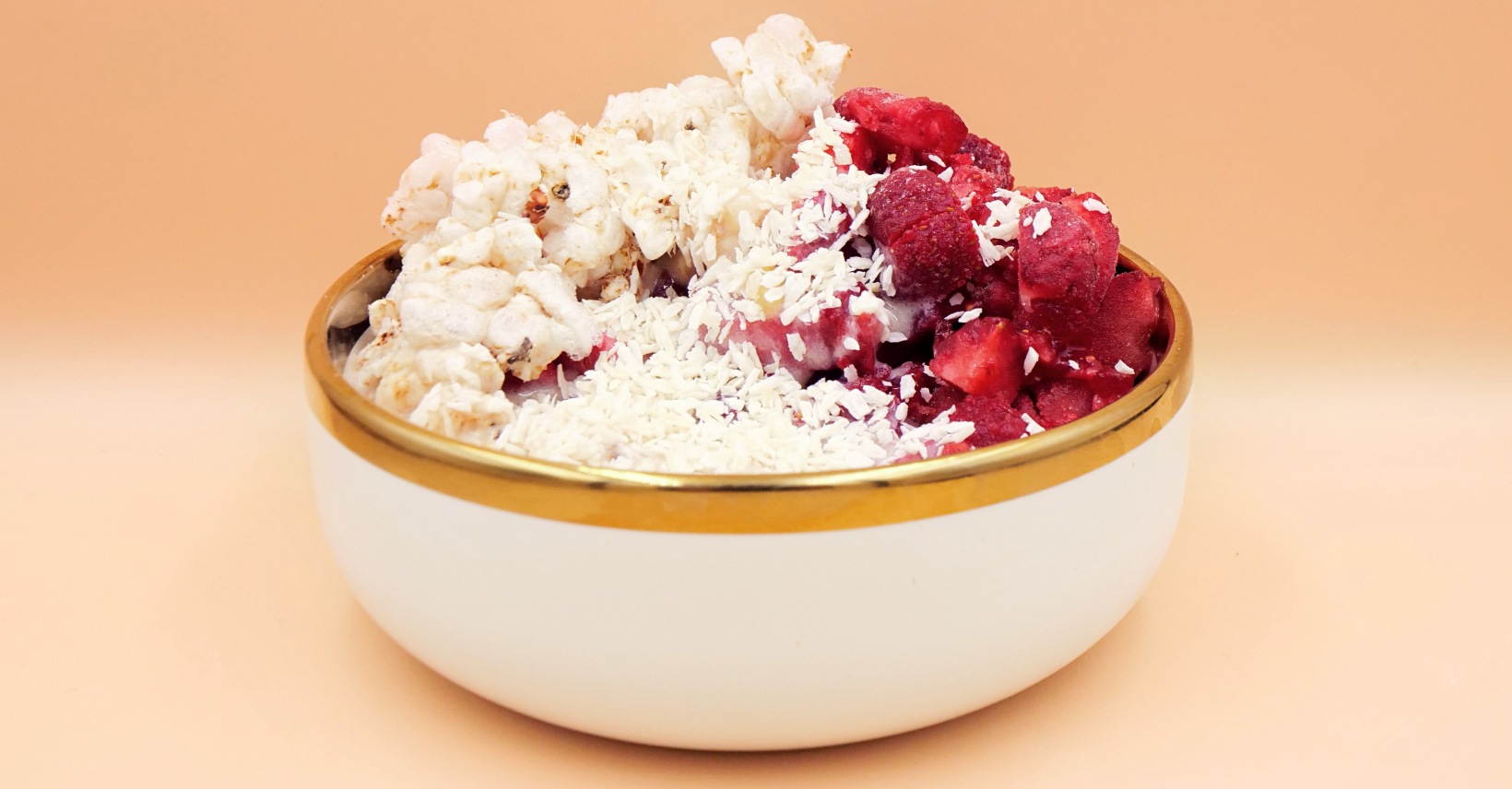 Bananowy smoothie bowl z truskawkami i waflami ryżowymi