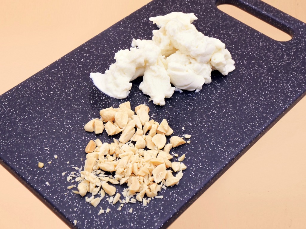 Kanapka arbuzowa z mozzarellą i orzeszkami ziemnymi przepis