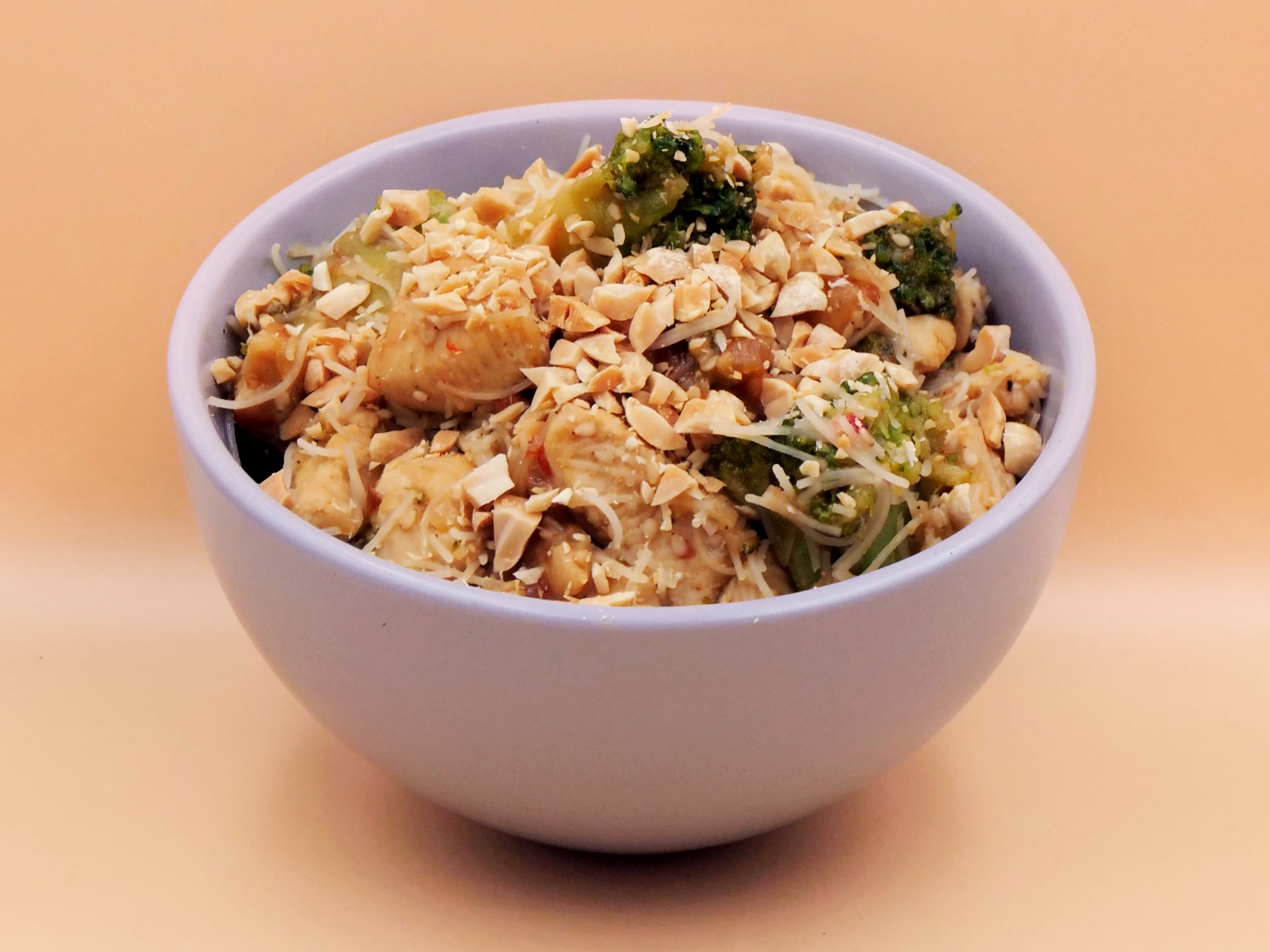Makaron ryżowy z kurczakiem, brokułami i masłem orzechowym przepis
