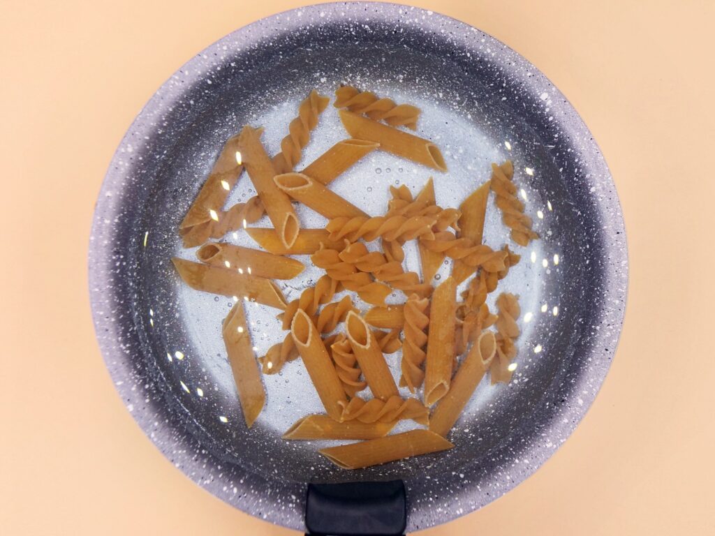 Makaron z kurczakiem w sosie pomidorowym przepis