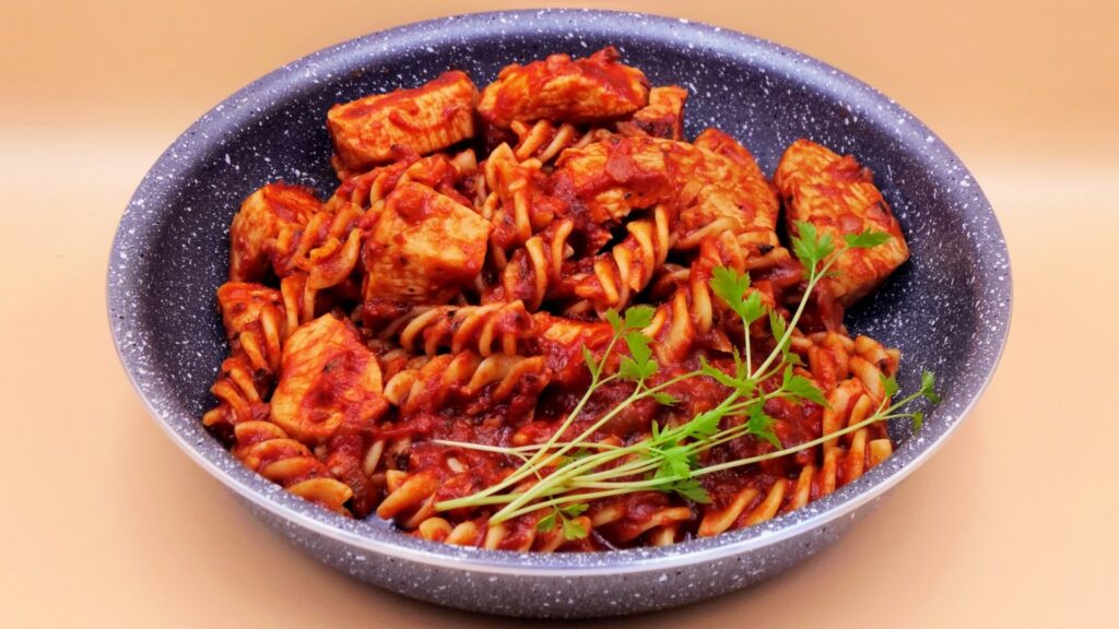 Makaron z kurczakiem w sosie pomidorowym przepis