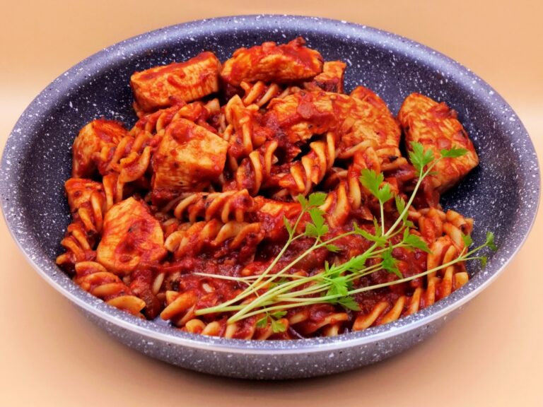 makaron z kurczakiem w sosie pomidorowym przepis