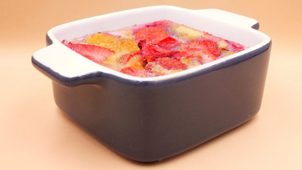 Pieczony omlet z truskawkami przepis
