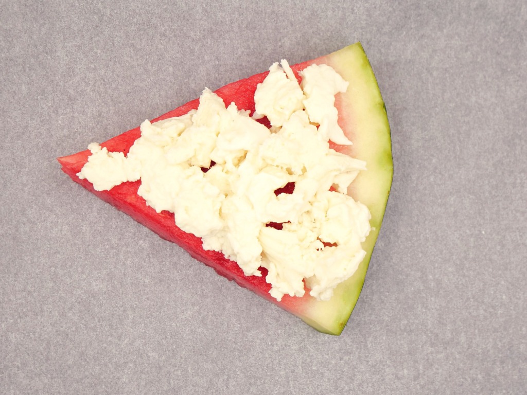 Pizza arbuzowa z mozzarellą i sosem białkowym przepis