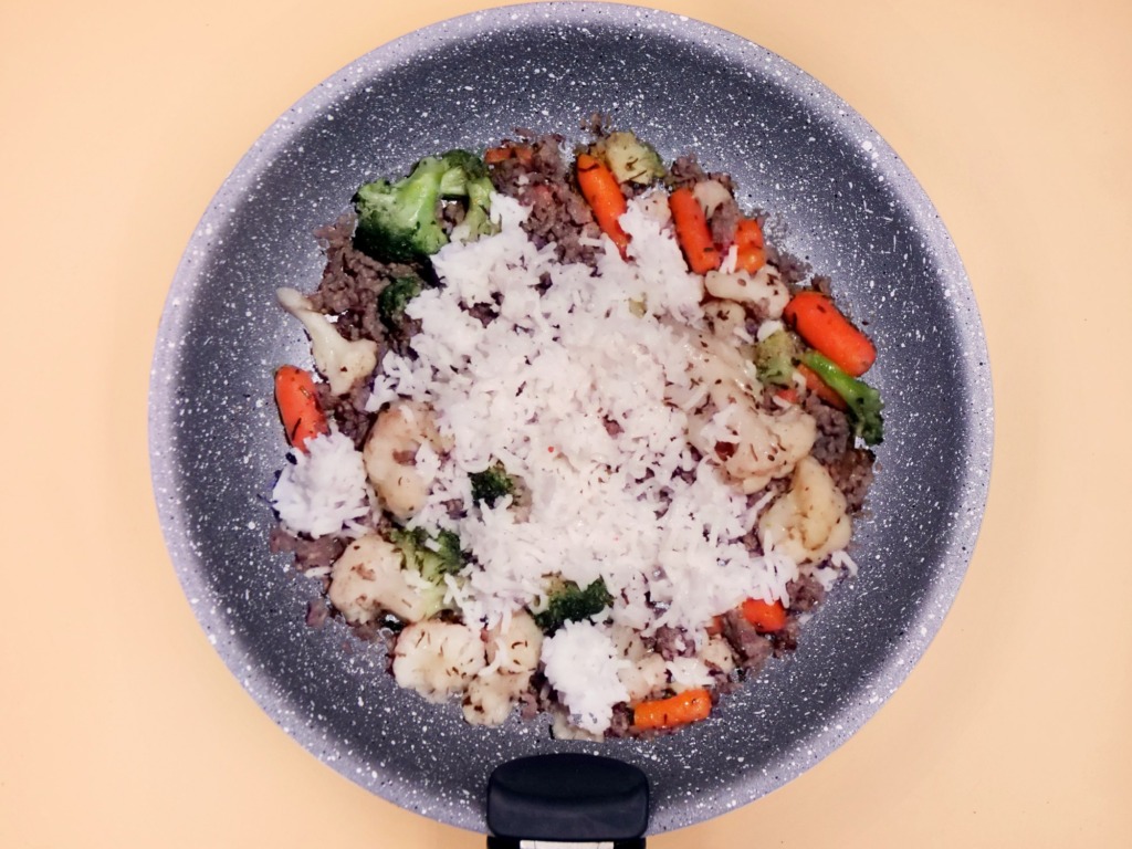 Ryż z wołowiną i warzywami na patelnię przepis