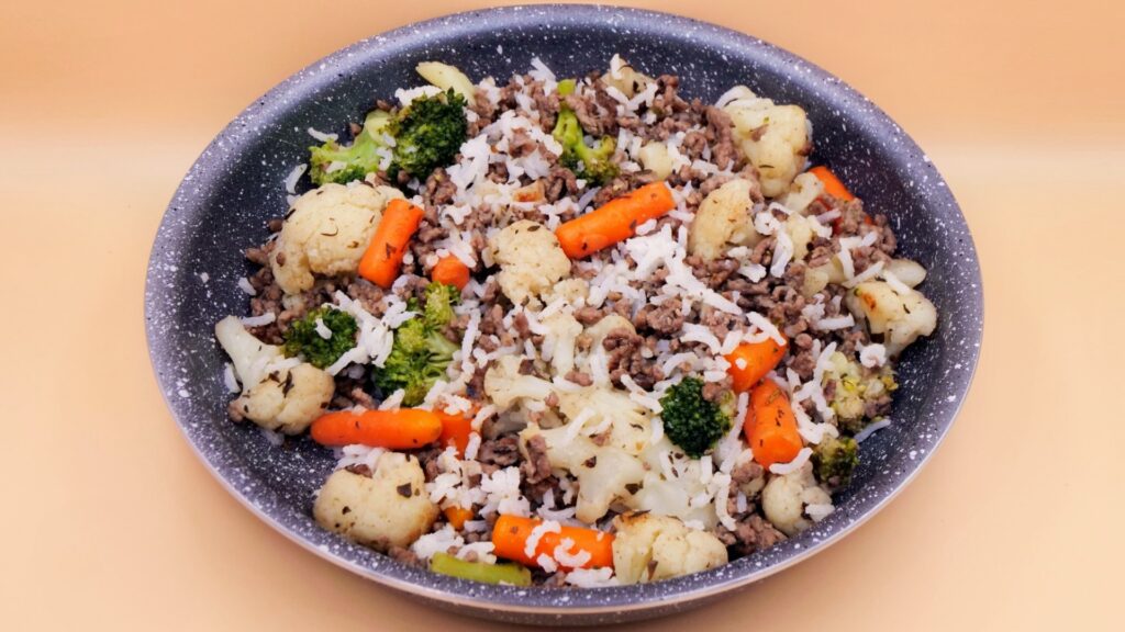 Ryż z wołowiną i warzywami na patelnię przepis
