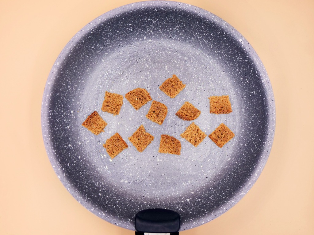 Sałatka z makrelą i grzankami przepis