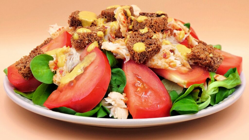 Sałatka z makrelą i grzankami przepis