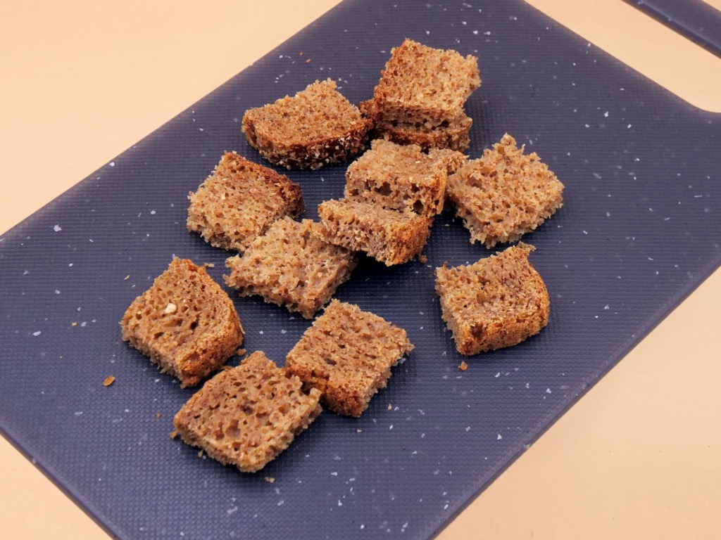 Sałatka z makrelą i grzankami przepis