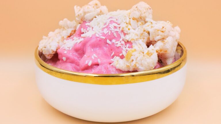truskawkowy smoothie bowl z waflami ryzowymi przepis