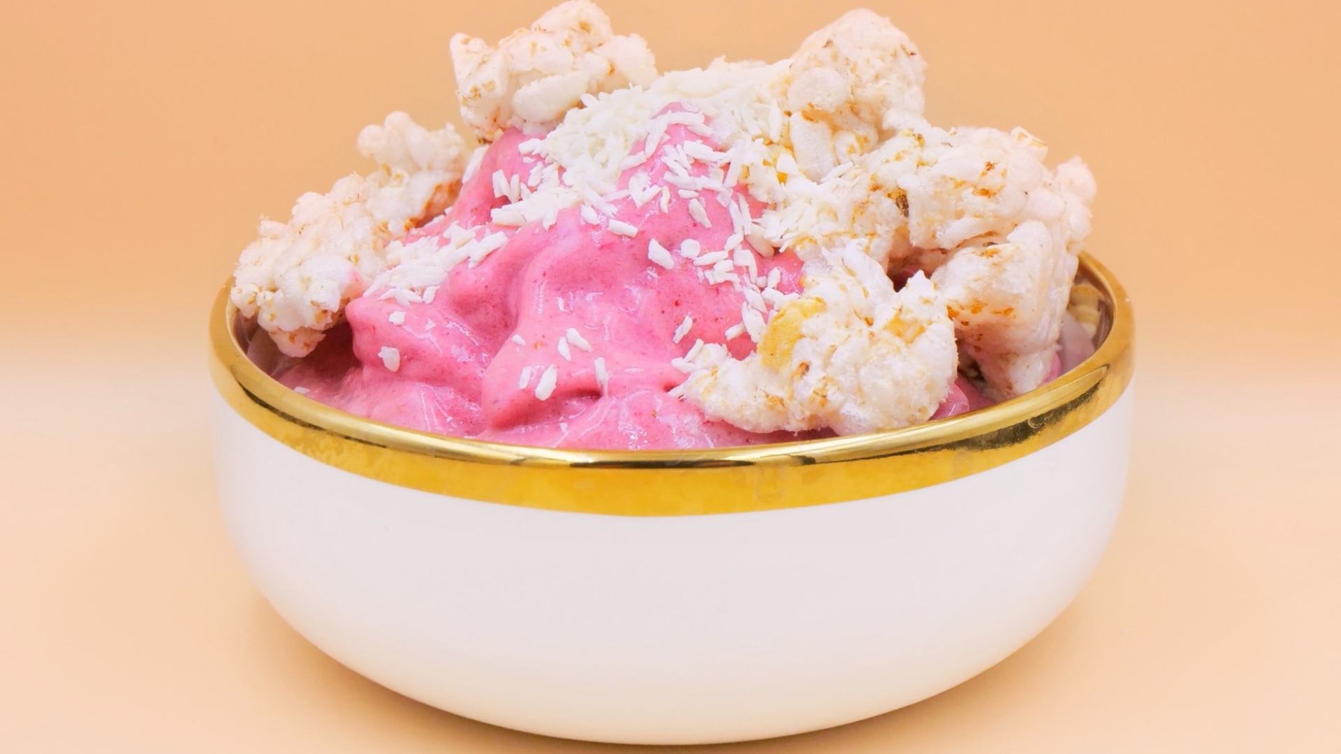 truskawkowy smoothie bowl z waflami ryzowymi przepis