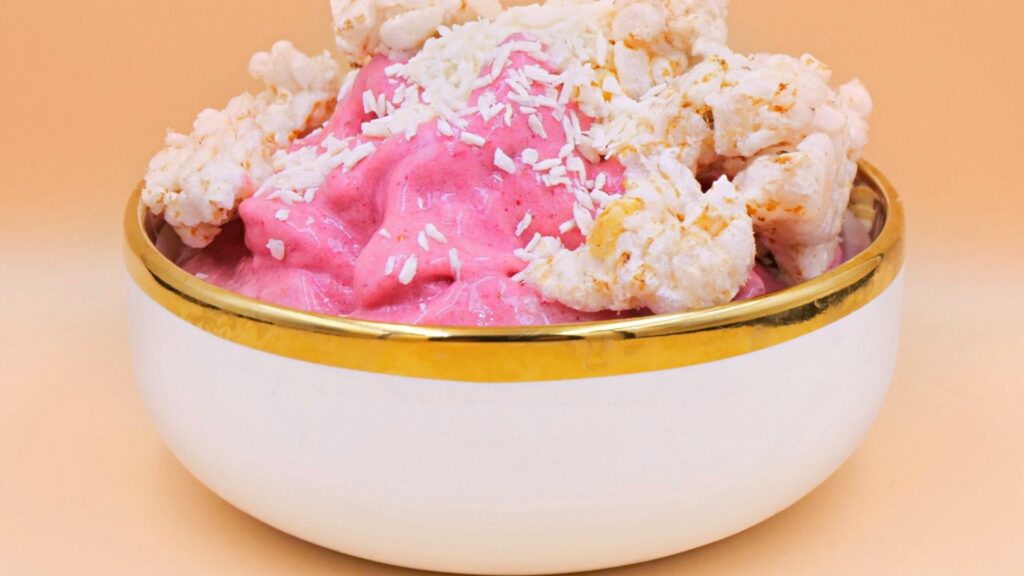 truskawkowy smoothie bowl z waflami ryzowymi przepis