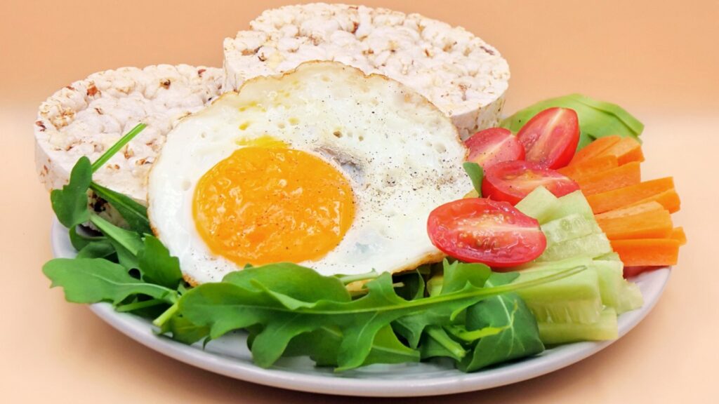 Wafle ryżowe z jajkiem sadzonym, awokado i warzywami przepis