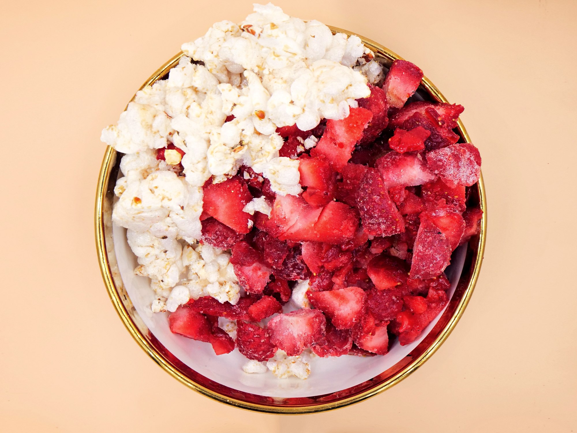 Bananowy smoothie bowl z truskawkami i waflami ryżowymi