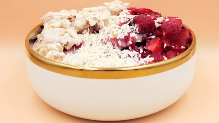 bananowy smoothie bowl z truskawkami i waflami ryzowymi przepis