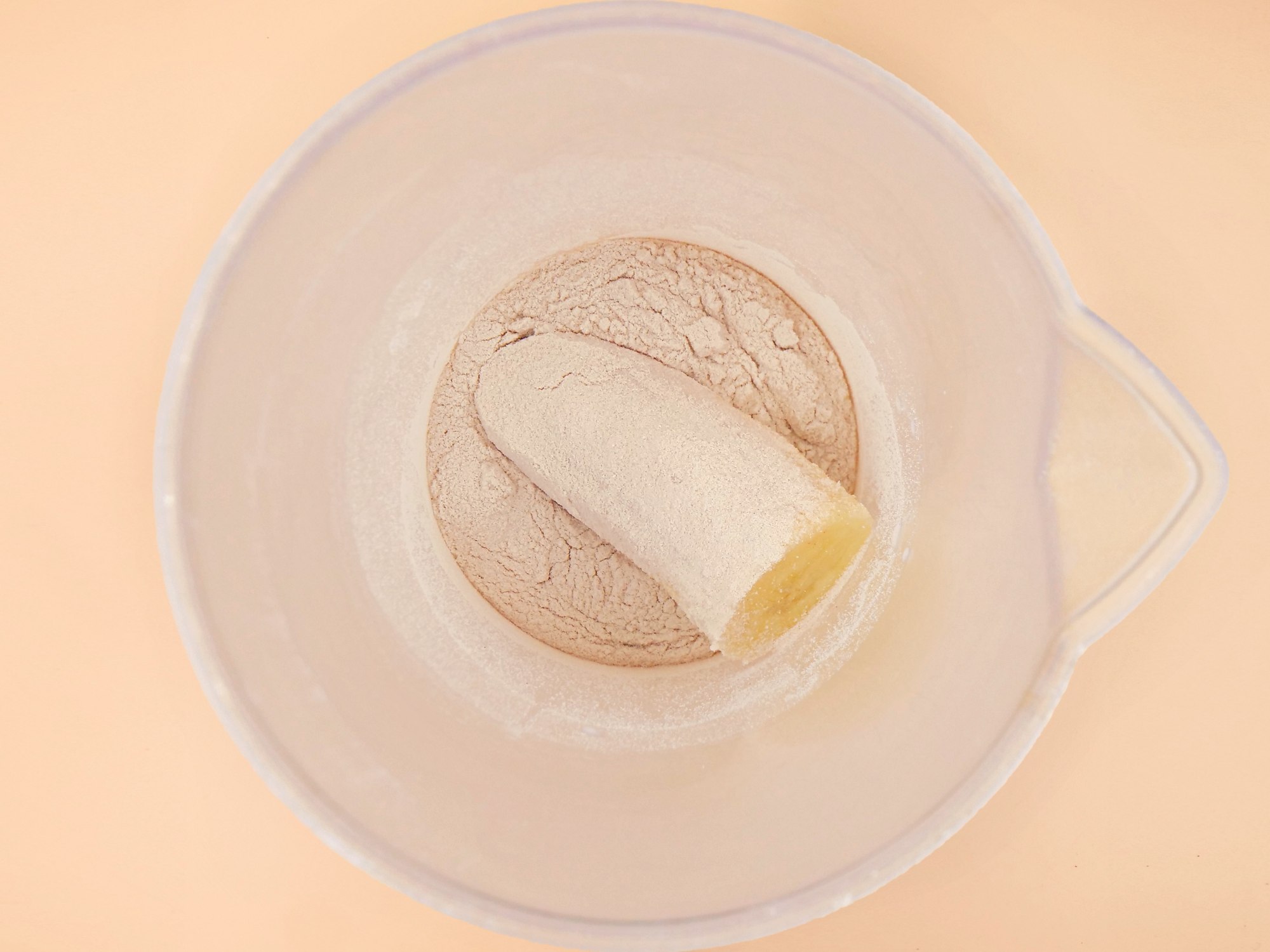 Bananowy smoothie bowl z truskawkami i waflami ryżowymi