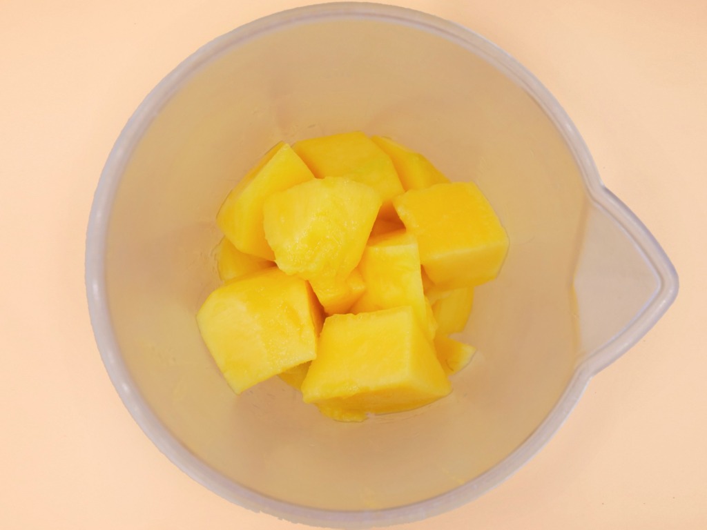 granola z jogurtem i musem z mango 2