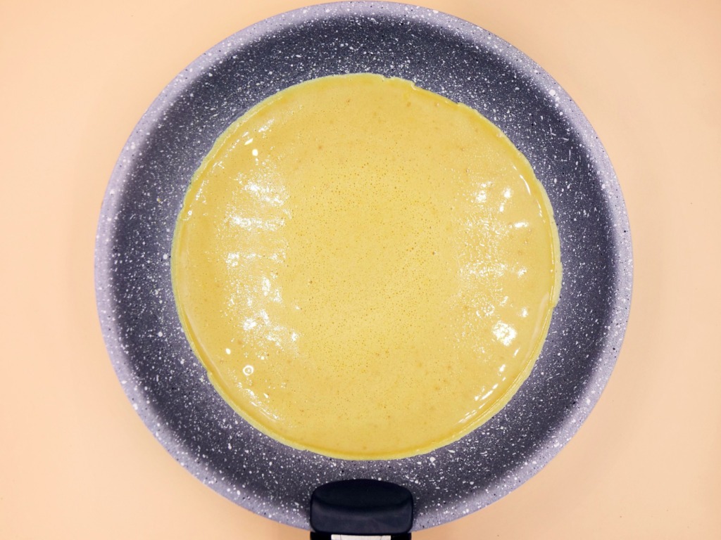omlet bialkowy z maslem orzechowym i dzemem 3