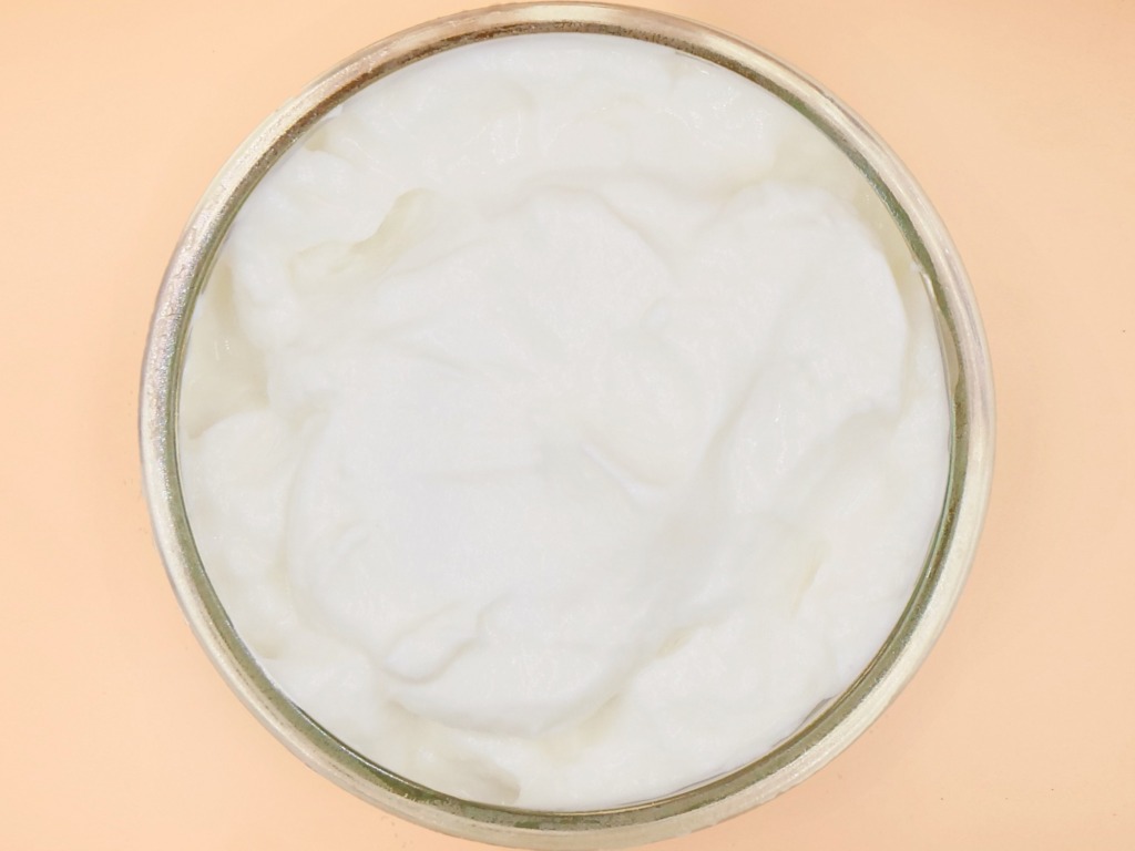 proteinowy jogurt z platkami kukurydzianymi truskawkami i orzechami 1