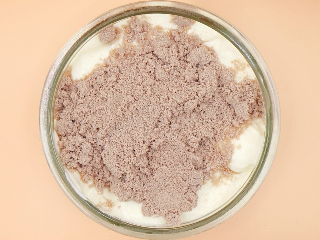 proteinowy jogurt z platkami kukurydzianymi truskawkami i orzechami 2