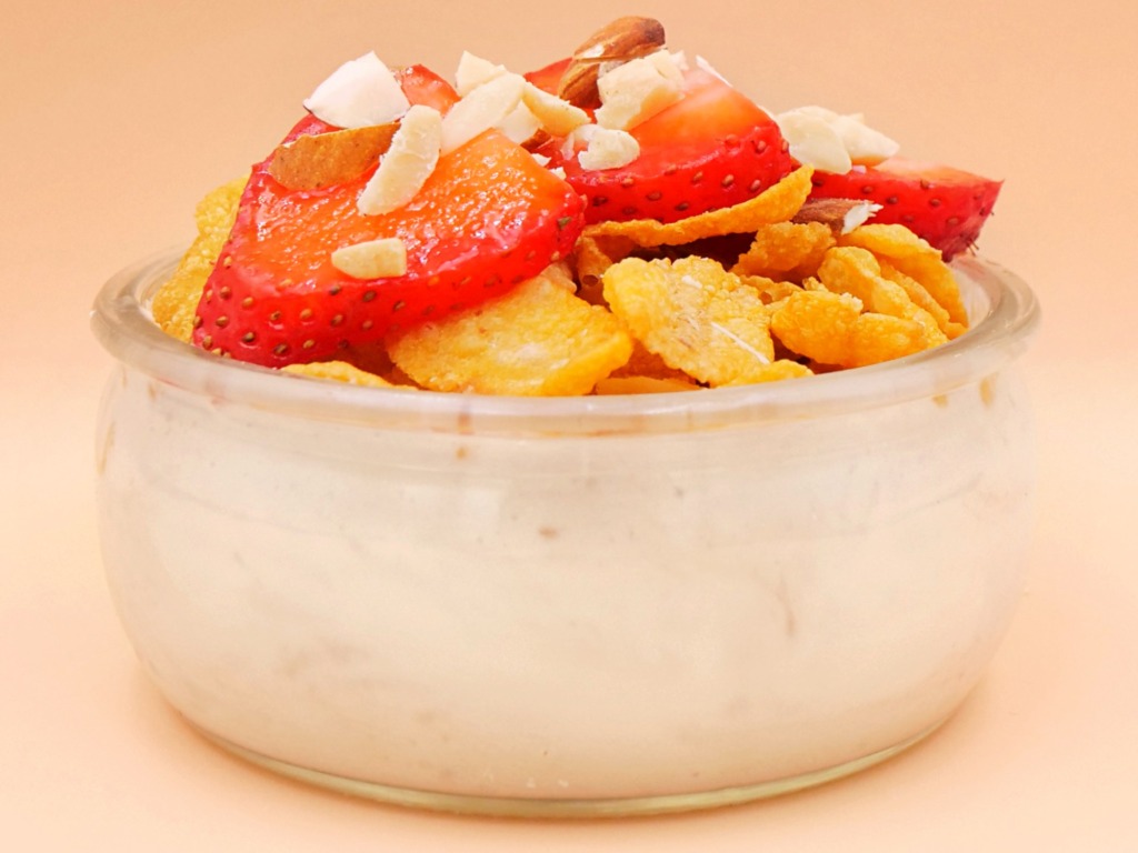proteinowy jogurt z platkami kukurydzianymi truskawkami i orzechami 4