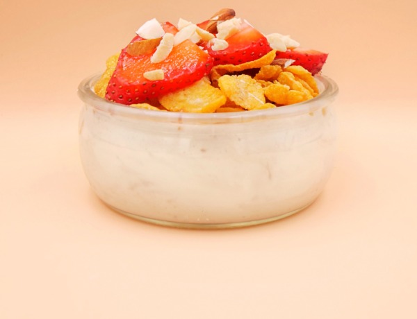 proteinowy jogurt z platkami kukurydzianymi truskawkami i orzechami przepis
